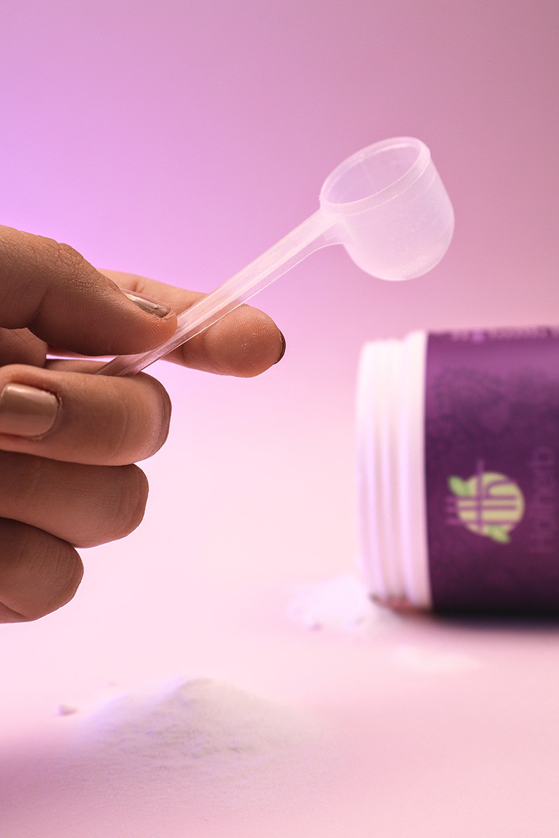 Disolver Myo Inositol Holiherb en polvo en un vaso con agua.