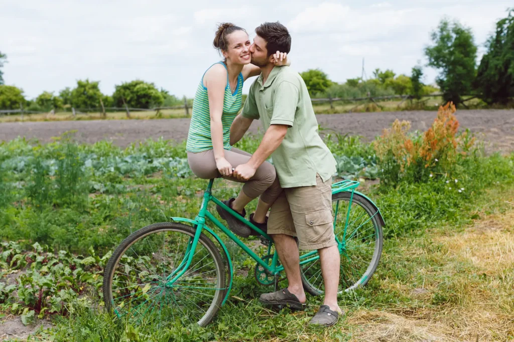 Una pareja feliz en bicicleta en un espacio natural toma Myo Inositol Holiherb