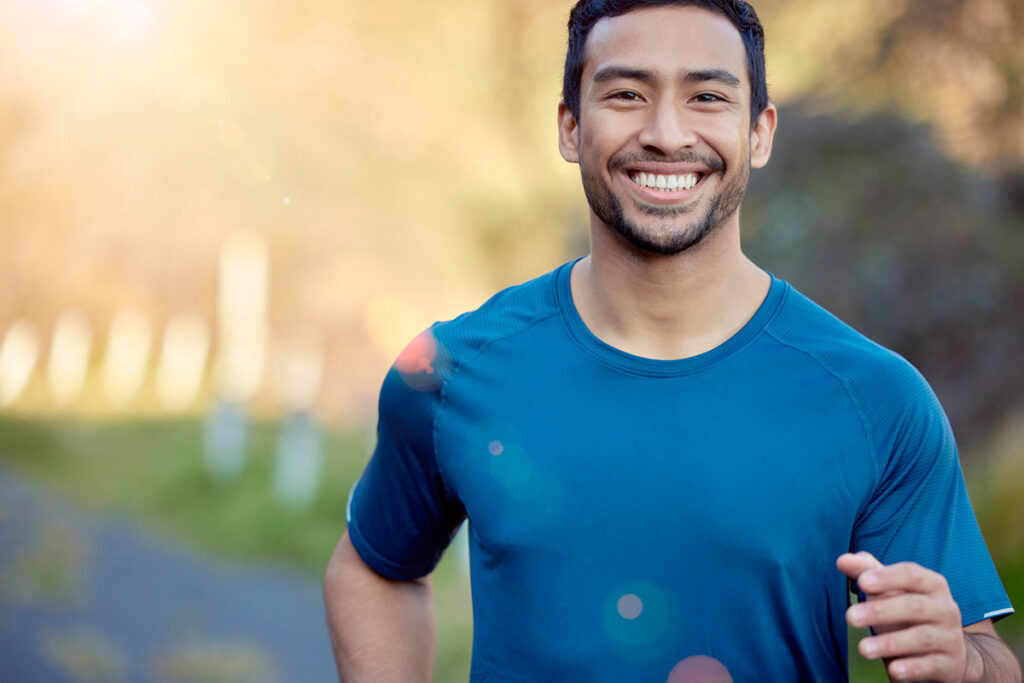 Hombre saludable corriendo toma Myo Inositol para hombres Holiherb para mejorar la calidad del esperma.