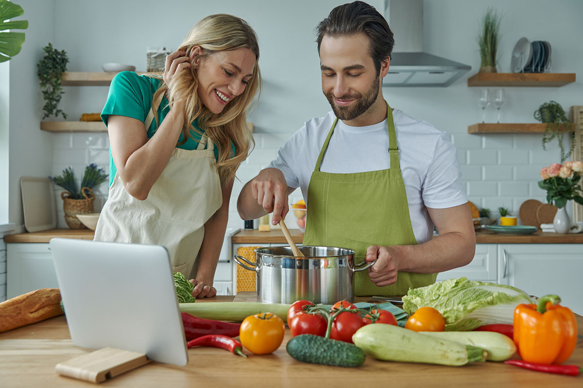 Pareja cocina alimentos ricos en inositol