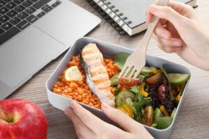 Un plato equilibrado con verduras, proteínas y granos para mostrar un ejemplo de dieta para la resistencia a la insulina.