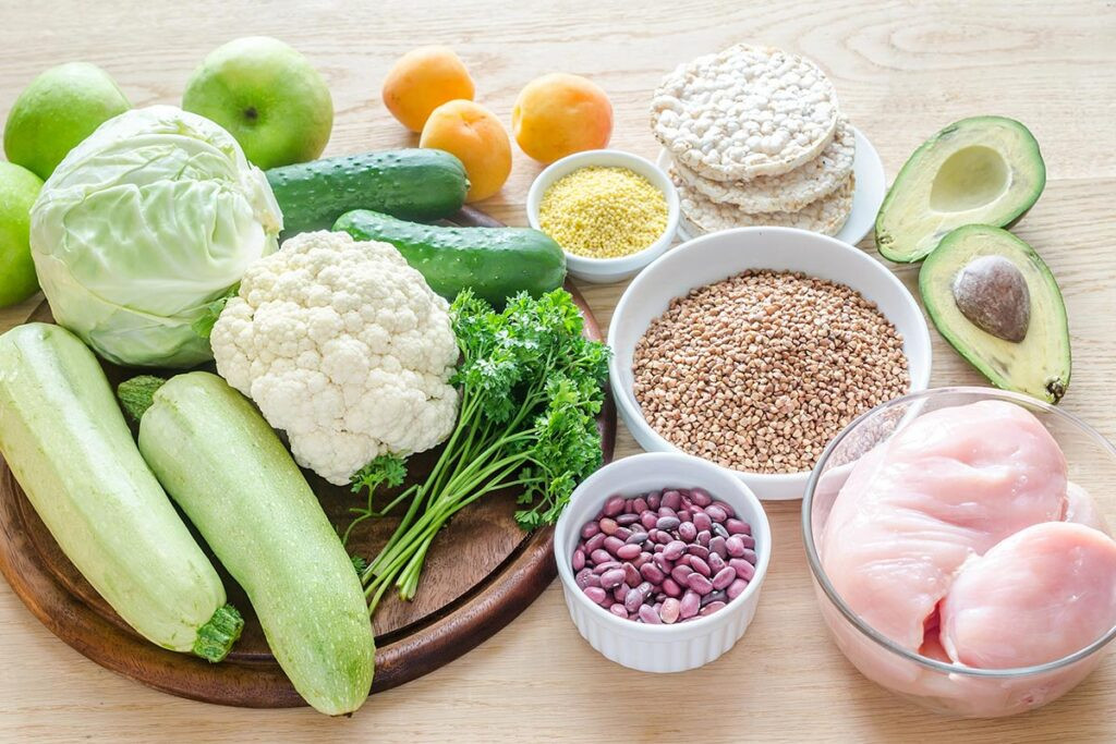 Verduras, legumbres, proteinas son algunos alimentos recomendados para la tiroiditis de Hashimoto.