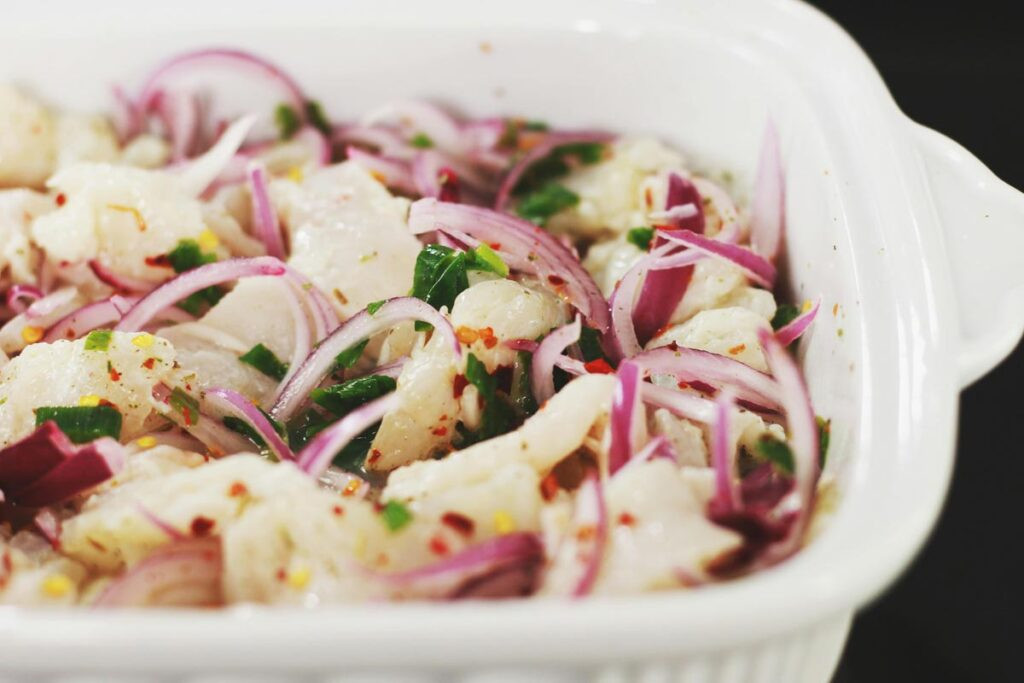 Plato de ceviche preparado con coliflor como parte de una dieta para endometriosis.