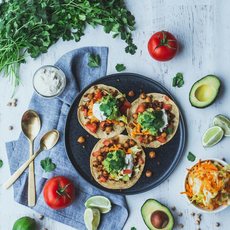 Plato con tostadas de garbanzos con atún como parte de una dieta para endometriosis. 