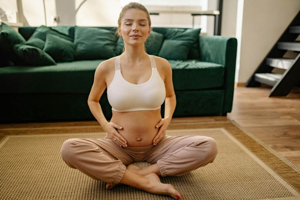 Mujer embarazada feliz y saludable disfrutando los beneficios de la colina en embarazo para el bienestar del futuro bebé.
