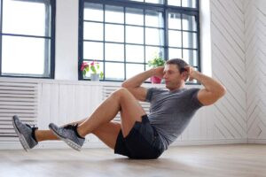 Un hombre se ejercita con energía, gracias a los beneficios de consumir L-Arginina para la salud masculina.