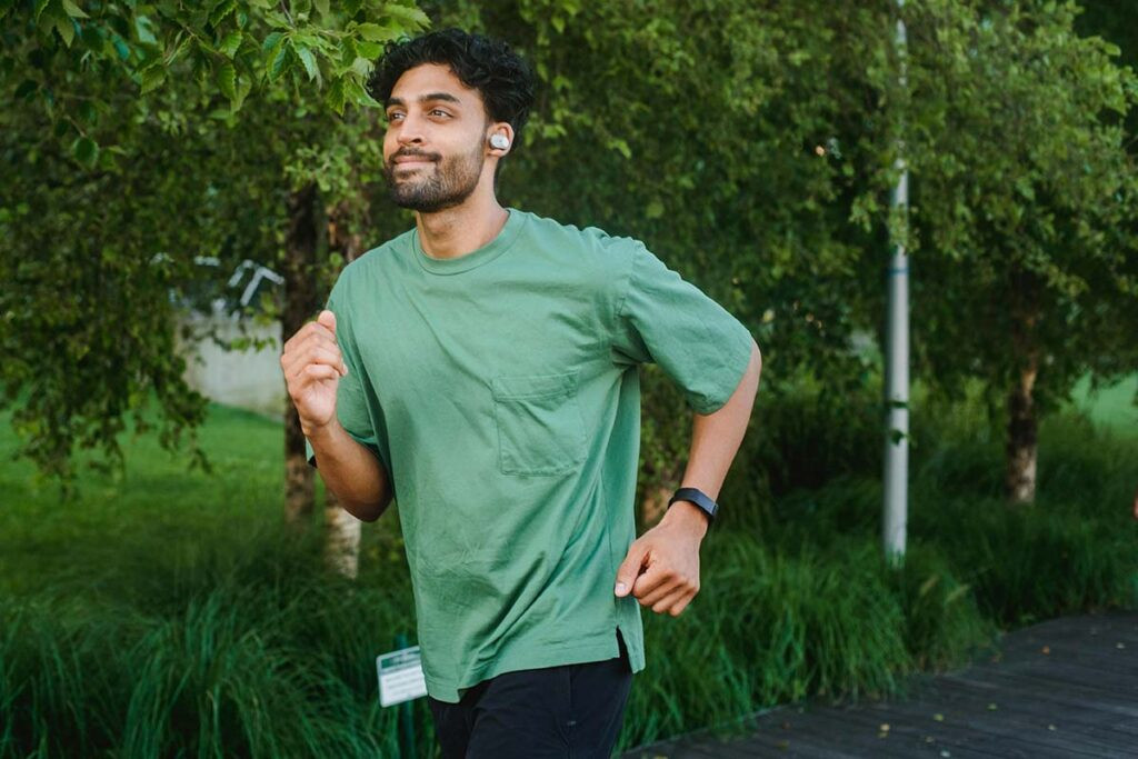 Hombre saludable al aire libre representando los beneficios del zinc para la fertilidad masculina.