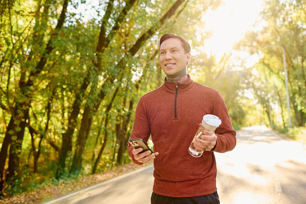 Hombre caminando feliz y saludable por el consumo de suplementos de maca negra para la energía física y salud reproductiva.