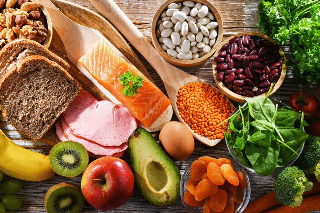 Variedad de alimentos saludables y nutritivos que contienen vitaminas para mejorar la calidad de los óvulos y la fertilidad.