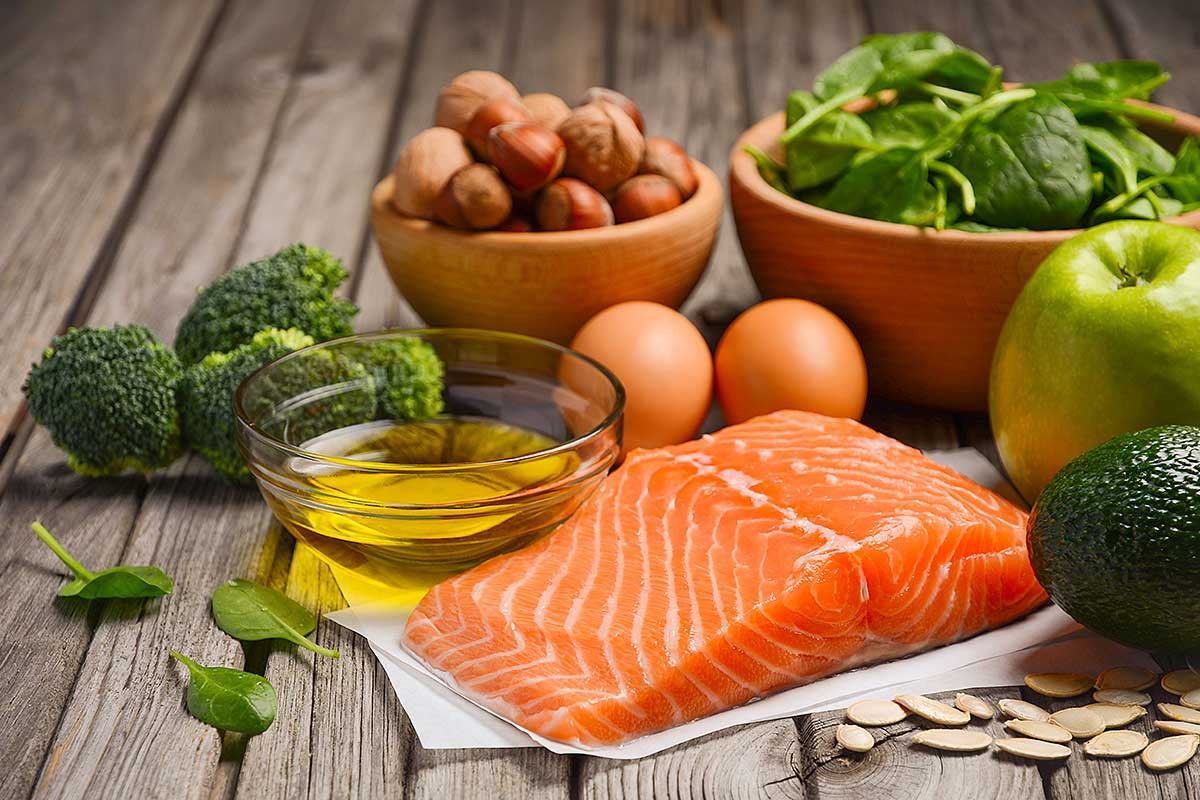 Salmón, huevos, espinacas, aceite de oliva y brócoli, ejemplos de alimentos recomendados en una dieta para hipotiroidismo.